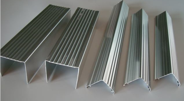 铝型材挤压加工出现“毛刺”与“震痕'的原因及解决方法